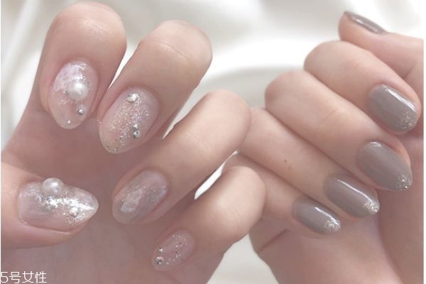 灰色系美甲有哪些 灰色系美甲圖片大全 灰色系美甲有哪些 灰色系美甲圖片大全
