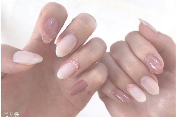 灰色系美甲有哪些 灰色系美甲圖片大全 灰色系美甲有哪些 灰色系美甲圖片大全