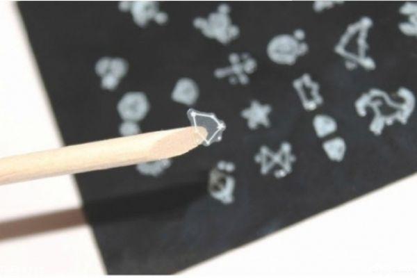 暈染美甲怎么做 夢幻星座美甲教程 暈染美甲怎么做 夢幻星座美甲教程