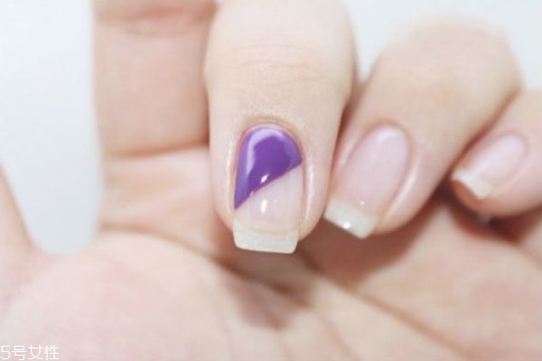 手繪美甲有哪些 紫色撞色美甲做法 手繪美甲有哪些 紫色撞色美甲做法