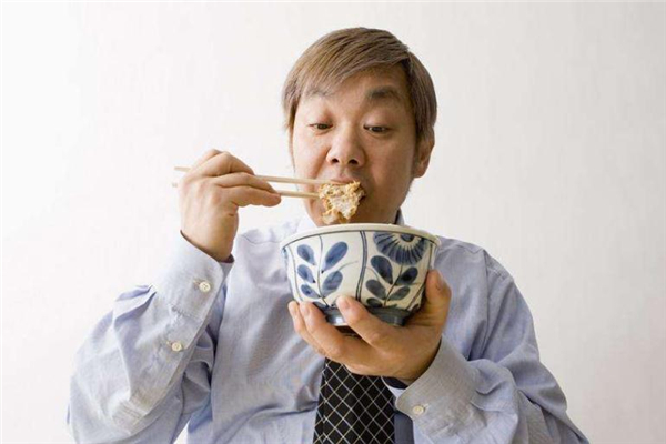 喝水嗆到、清喉嚨恐是吞咽困難