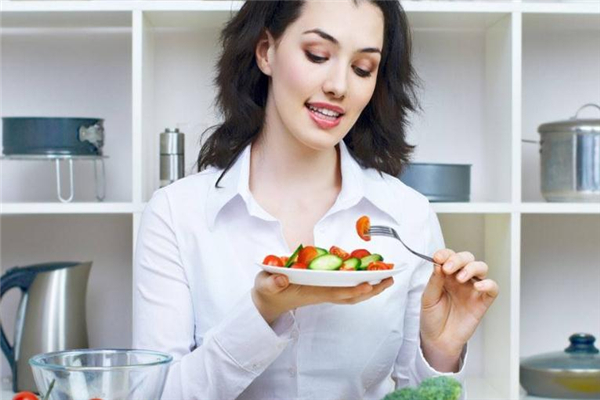 喝水嗆到、清喉嚨恐是吞咽困難