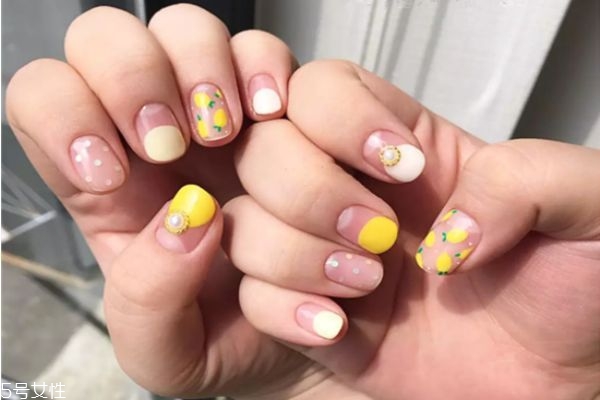 手繪美甲有哪些 紫色撞色美甲做法 手繪美甲有哪些 紫色撞色美甲做法