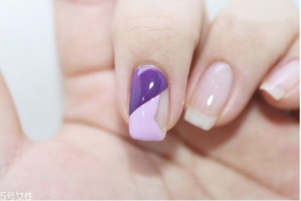 手繪美甲有哪些 紫色撞色美甲做法 手繪美甲有哪些 紫色撞色美甲做法