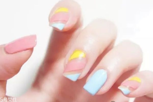 條紋撞色美甲教程 可愛(ài)美甲教程