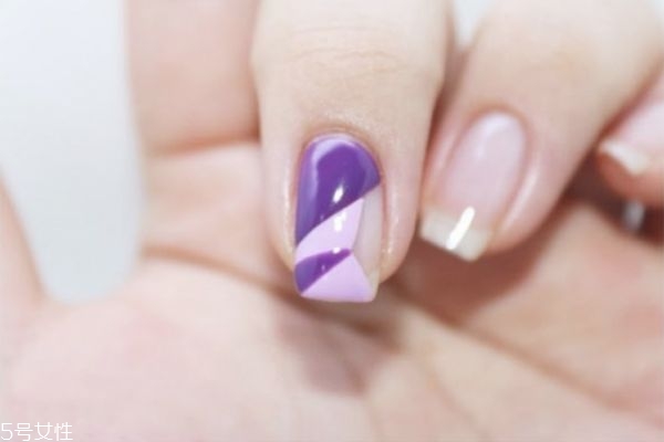 手繪美甲有哪些 紫色撞色美甲做法 手繪美甲有哪些 紫色撞色美甲做法