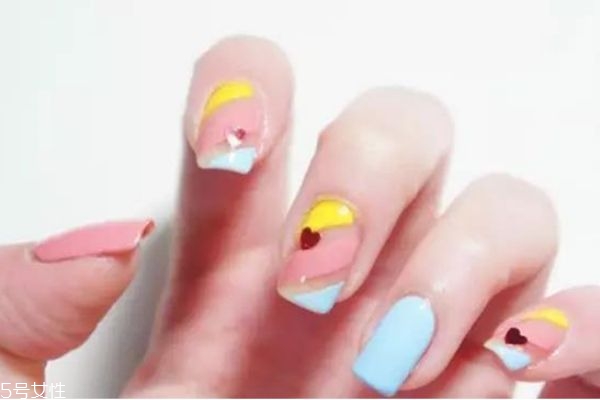 條紋撞色美甲教程 可愛(ài)美甲教程