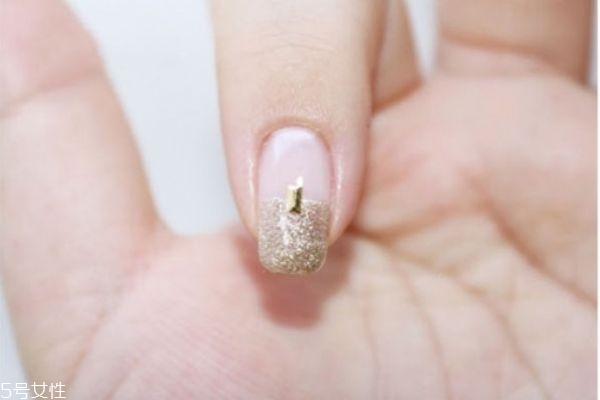 手繪美甲有哪些 紫色撞色美甲做法 手繪美甲有哪些 紫色撞色美甲做法