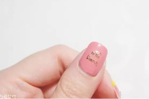 條紋撞色美甲教程 可愛(ài)美甲教程