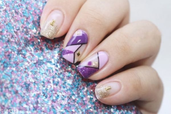 手繪美甲有哪些 紫色撞色美甲做法 手繪美甲有哪些 紫色撞色美甲做法