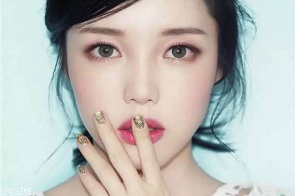 秋冬約會(huì)必備韓式妝容 韓系酒紅色妝容的畫法 秋冬約會(huì)必備韓式妝容 韓系酒紅色妝容的畫法