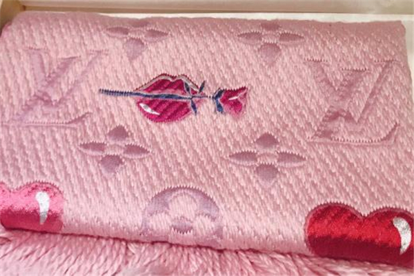 2019lv情人節(jié)限定圍巾多少錢 粉粉嫩嫩招人愛 2019lv情人節(jié)限定圍巾多少錢 粉粉嫩嫩招人愛