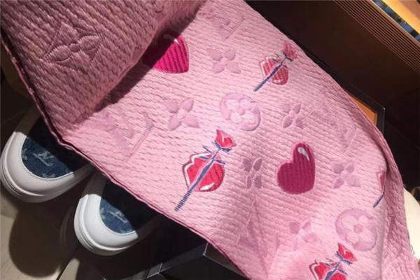 2019lv情人節(jié)限定圍巾多少錢 粉粉嫩嫩招人愛 2019lv情人節(jié)限定圍巾多少錢 粉粉嫩嫩招人愛