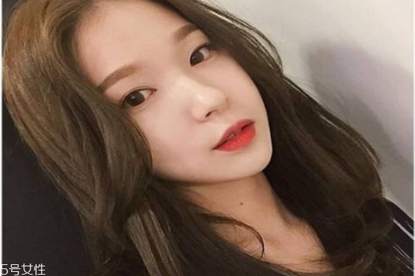 2019長卷發(fā)發(fā)色 女神必備長卷發(fā)發(fā)型