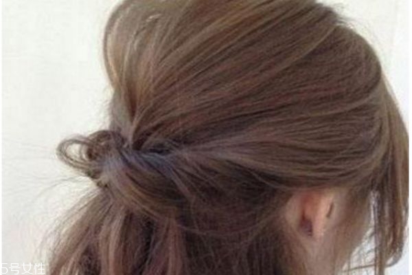 長(zhǎng)卷發(fā)怎么編發(fā)好看 長(zhǎng)卷發(fā)扎發(fā)教程 長(zhǎng)卷發(fā)怎么編發(fā)好看 長(zhǎng)卷發(fā)扎發(fā)教程