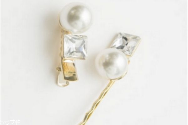 長(zhǎng)卷發(fā)怎么編發(fā)好看 長(zhǎng)卷發(fā)扎發(fā)教程 長(zhǎng)卷發(fā)怎么編發(fā)好看 長(zhǎng)卷發(fā)扎發(fā)教程