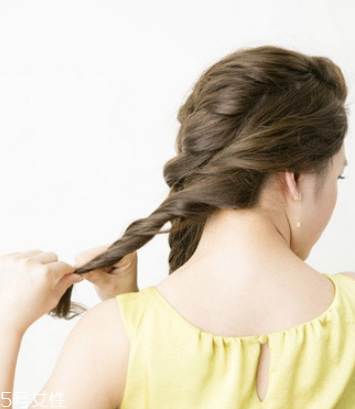 長(zhǎng)卷發(fā)怎么編發(fā)好看 長(zhǎng)卷發(fā)扎發(fā)教程 長(zhǎng)卷發(fā)怎么編發(fā)好看 長(zhǎng)卷發(fā)扎發(fā)教程