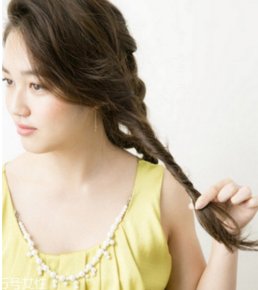 長(zhǎng)卷發(fā)怎么編發(fā)好看 長(zhǎng)卷發(fā)扎發(fā)教程 長(zhǎng)卷發(fā)怎么編發(fā)好看 長(zhǎng)卷發(fā)扎發(fā)教程