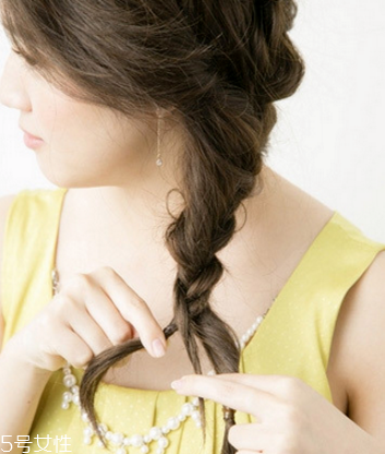 長(zhǎng)卷發(fā)怎么編發(fā)好看 長(zhǎng)卷發(fā)扎發(fā)教程 長(zhǎng)卷發(fā)怎么編發(fā)好看 長(zhǎng)卷發(fā)扎發(fā)教程