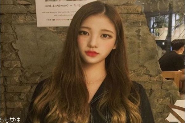 微卷長發(fā)發(fā)型 女生微卷長發(fā)圖片 微卷長發(fā)發(fā)型 女生微卷長發(fā)圖片