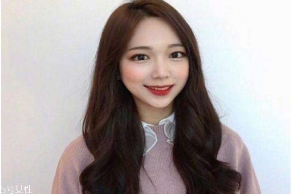 微卷長發(fā)發(fā)型 女生微卷長發(fā)圖片 微卷長發(fā)發(fā)型 女生微卷長發(fā)圖片