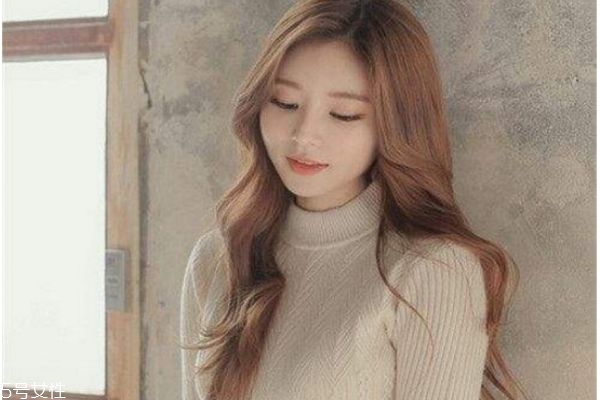 秋天長發(fā)發(fā)型 長卷發(fā)才是秋季經(jīng)典款發(fā)型 秋天長發(fā)發(fā)型 長卷發(fā)才是秋季經(jīng)典款發(fā)型