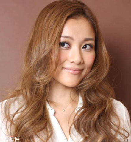 好看的長(zhǎng)卷發(fā)發(fā)型圖片 蛋糕卷發(fā)型 好看的長(zhǎng)卷發(fā)發(fā)型圖片 蛋糕卷發(fā)型