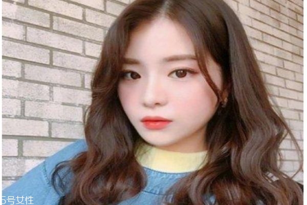 秋天長發(fā)發(fā)型 長卷發(fā)才是秋季經(jīng)典款發(fā)型 秋天長發(fā)發(fā)型 長卷發(fā)才是秋季經(jīng)典款發(fā)型