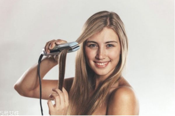 拉直頭發(fā)對身體的危害 拉直和柔順的區(qū)別 拉直頭發(fā)對身體的危害 拉直和柔順的區(qū)別