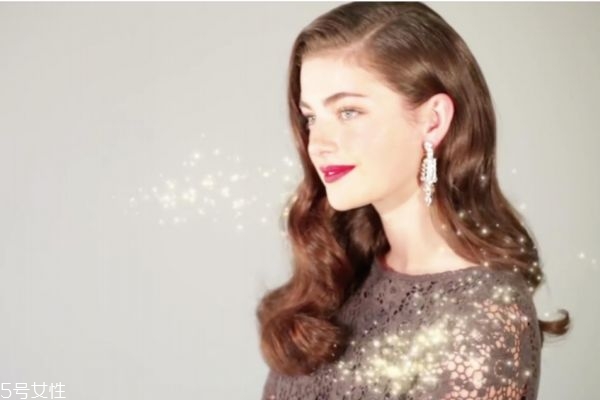 秋天長發(fā)發(fā)型 長卷發(fā)才是秋季經(jīng)典款發(fā)型 秋天長發(fā)發(fā)型 長卷發(fā)才是秋季經(jīng)典款發(fā)型