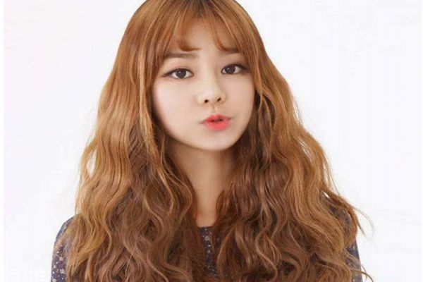 秋天長發(fā)發(fā)型 長卷發(fā)才是秋季經(jīng)典款發(fā)型 秋天長發(fā)發(fā)型 長卷發(fā)才是秋季經(jīng)典款發(fā)型