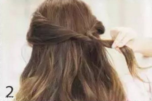 長(zhǎng)卷發(fā)怎么編發(fā)好看 長(zhǎng)卷發(fā)扎發(fā)教程 長(zhǎng)卷發(fā)怎么編發(fā)好看 長(zhǎng)卷發(fā)扎發(fā)教程