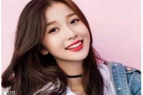 秋天長發(fā)發(fā)型 長卷發(fā)才是秋季經(jīng)典款發(fā)型 秋天長發(fā)發(fā)型 長卷發(fā)才是秋季經(jīng)典款發(fā)型