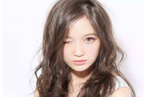 秋天長發(fā)發(fā)型 長卷發(fā)才是秋季經(jīng)典款發(fā)型 秋天長發(fā)發(fā)型 長卷發(fā)才是秋季經(jīng)典款發(fā)型