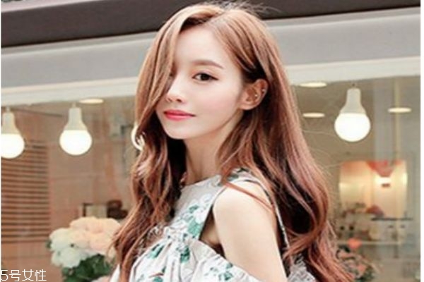 秋天長發(fā)發(fā)型 長卷發(fā)才是秋季經(jīng)典款發(fā)型 秋天長發(fā)發(fā)型 長卷發(fā)才是秋季經(jīng)典款發(fā)型