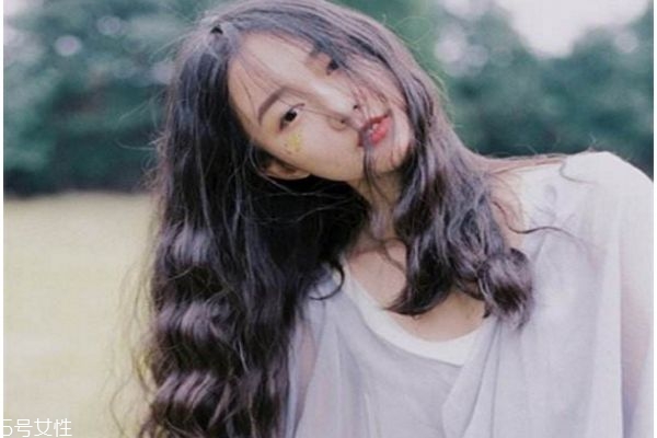 秋天長發(fā)發(fā)型 長卷發(fā)才是秋季經(jīng)典款發(fā)型 秋天長發(fā)發(fā)型 長卷發(fā)才是秋季經(jīng)典款發(fā)型