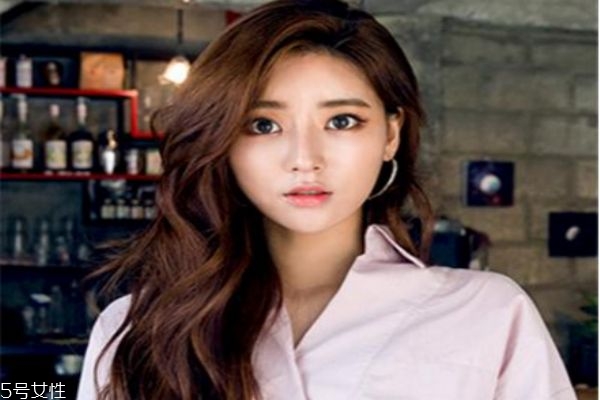 秋天長發(fā)發(fā)型 長卷發(fā)才是秋季經(jīng)典款發(fā)型 秋天長發(fā)發(fā)型 長卷發(fā)才是秋季經(jīng)典款發(fā)型