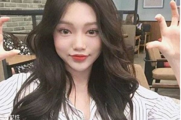 秋天長發(fā)發(fā)型 長卷發(fā)才是秋季經(jīng)典款發(fā)型 秋天長發(fā)發(fā)型 長卷發(fā)才是秋季經(jīng)典款發(fā)型