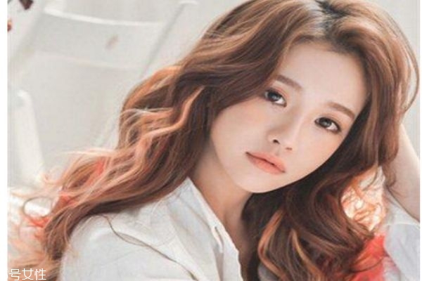 秋天長發(fā)發(fā)型 長卷發(fā)才是秋季經(jīng)典款發(fā)型 秋天長發(fā)發(fā)型 長卷發(fā)才是秋季經(jīng)典款發(fā)型