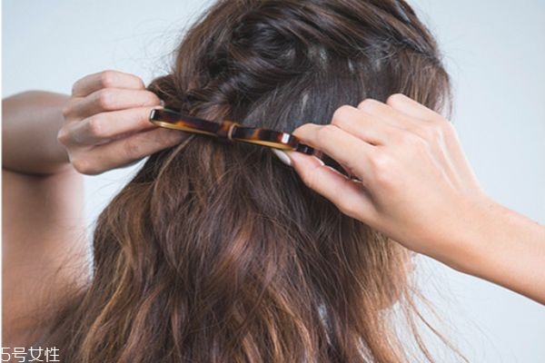 長卷發(fā)怎么扎好看圖解 長卷發(fā)扎法步驟 長卷發(fā)怎么扎好看圖解 長卷發(fā)扎法步驟