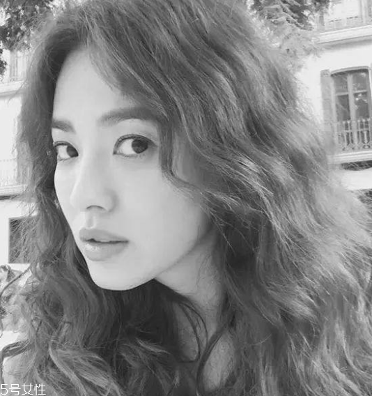 長卷發(fā)怎么扎好看圖解 長卷發(fā)扎法步驟 長卷發(fā)怎么扎好看圖解 長卷發(fā)扎法步驟