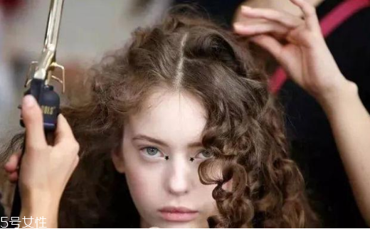 長卷發(fā)怎么扎好看圖解 長卷發(fā)扎法步驟 長卷發(fā)怎么扎好看圖解 長卷發(fā)扎法步驟