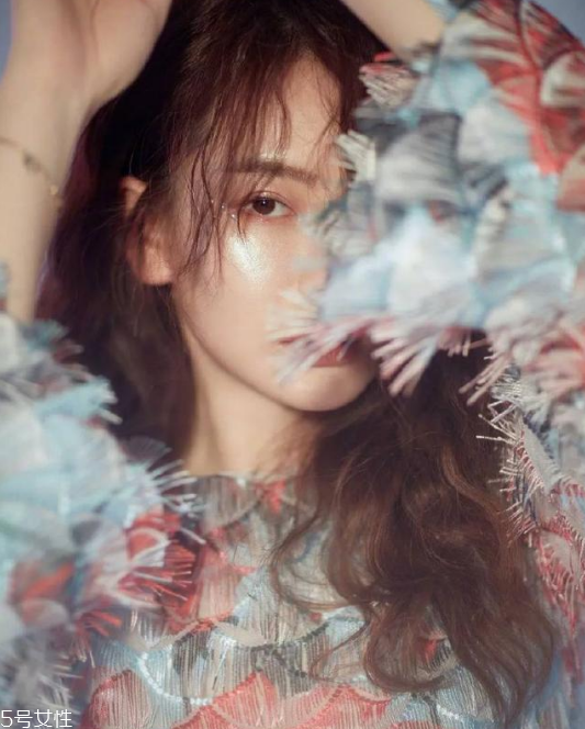 長卷發(fā)怎么扎好看圖解 長卷發(fā)扎法步驟 長卷發(fā)怎么扎好看圖解 長卷發(fā)扎法步驟