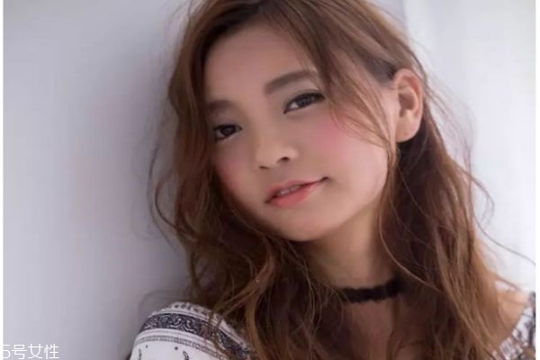 2019年流行什么卷發(fā) 2019年流行的長發(fā)波浪卷 2019年流行什么卷發(fā) 2019年流行的長發(fā)波浪卷