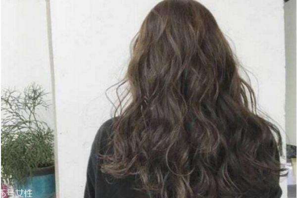 2019年流行什么卷發(fā) 2019年流行的長發(fā)波浪卷 2019年流行什么卷發(fā) 2019年流行的長發(fā)波浪卷