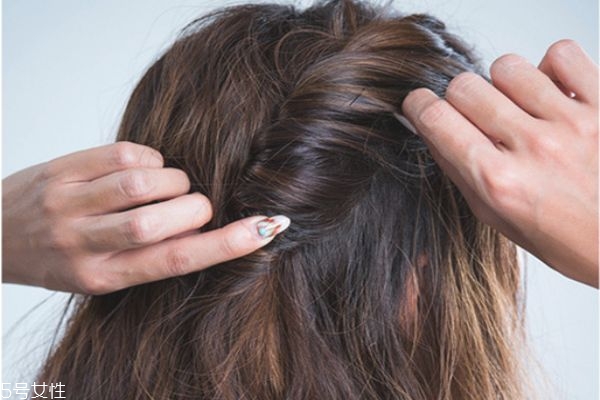 長卷發(fā)怎么扎好看圖解 長卷發(fā)扎法步驟 長卷發(fā)怎么扎好看圖解 長卷發(fā)扎法步驟