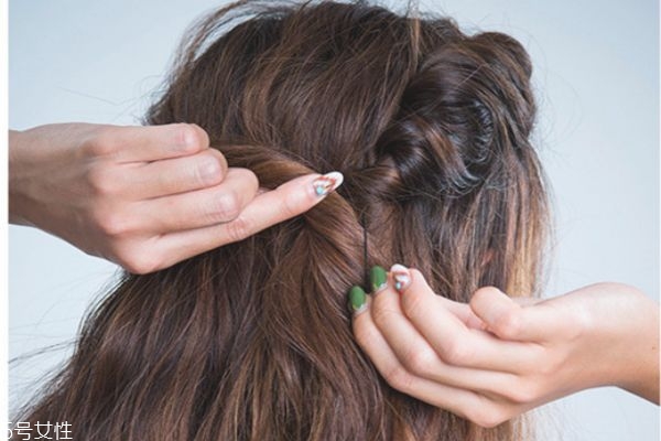 長卷發(fā)怎么扎好看圖解 長卷發(fā)扎法步驟 長卷發(fā)怎么扎好看圖解 長卷發(fā)扎法步驟