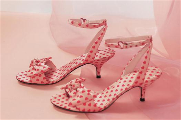 2019小ck情人節(jié)限定高跟鞋多少錢 價(jià)格很親民 2019小ck情人節(jié)限定高跟鞋多少錢 價(jià)格很親民