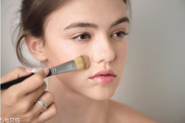 先涂遮瑕還是粉底液 遮瑕和粉底液的使用順序 先涂遮瑕還是粉底液 遮瑕和粉底液的使用順序