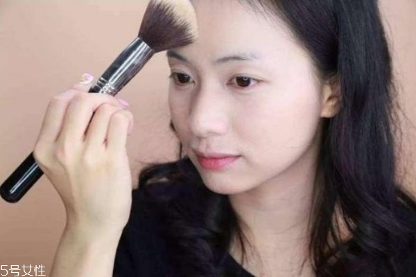 先涂遮瑕還是粉底液 遮瑕和粉底液的使用順序 先涂遮瑕還是粉底液 遮瑕和粉底液的使用順序